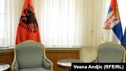 Zastava Albanije i Srbije