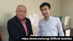 Каныбек Сагынбаевди (оңдо) окуу жайдын жамаатына тааныштыруу учуру. Бишкек шаары. 2021-жыл 26-февраль (сүрөт мэрияга таандык)