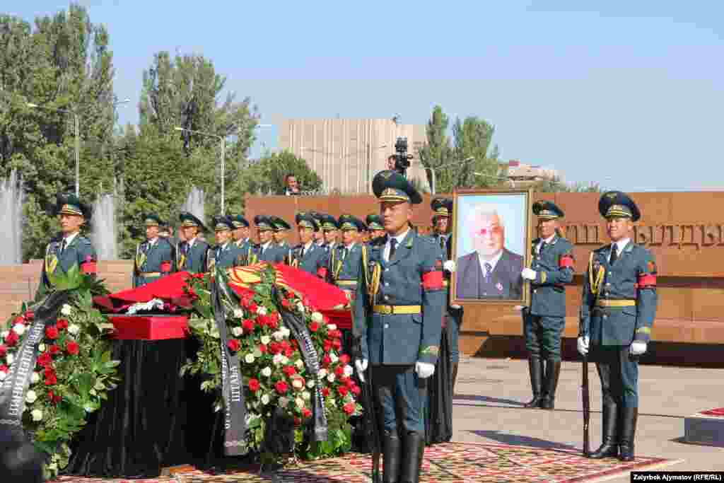 Турдакун Усубалиевди жерге берүүнү уюштуруу иштерин премьер-министр Темир Сариев жетектеди.