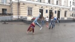 Запорізькі гімнасти тренувалися під стінами мерії – тренувального майданчика вони не мають (відео)