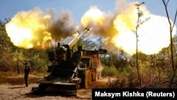 Українські військові 44-ї окремої артилерійської бригади ЗСУ ведуть вогонь по позиціях армії РФ із гаубиці 2С22 «Богдана». Запорізька область, 20 серпня 2025 року