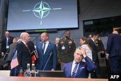 Очільник Пентагону (США) Піт Геґсет перед зустріччю міністрів оборони НАТО в штаб-квартирі альянсу в Брюсселі, Бельгія, 15 жовтня 2025 року