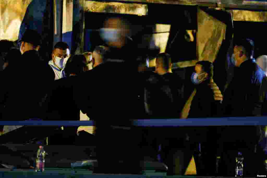 Disa persona shihen të grumbulluar para spitalit, teksa shërbimet e emergjencës fiknin zjarrin. (9 shtator)