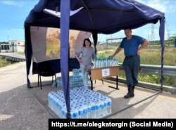Пункт роздавання води російським туристам, які застрягли в заторах біля Керченського мосту під час курортного сезону, 14 липня 2025 рік