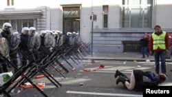 Policija i demonstranti tokom protesta evropskih radnika i sidnikata, kojim je tražena bolja zaštita radnika u zemljama EU, Brisel, 24. mart 2011.