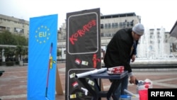 Performans MANS-a o antikorupciji i putu ka EU, Podgorica, decembar 2009, foto: Predrag Tomović 