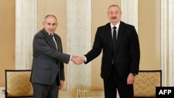 Лідери Вірменії та Азербайджану Ніколь Пашинян та Ільхам Алів на зустрічі в Абу-Дабі, 10 липня 2025 року