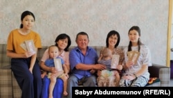 Айсулуу жакындары менен.