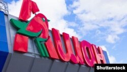 Логотип мережі «Ашан» у Києві