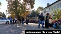 Ашхабад шаарындагы Өзбекстандын элчилигинин алдында кезек күткөндөр.