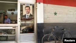 Fotografija sa likom sirijskog predsjednika Bašara al Asada u izlogu lokalne radnje, Damask, Sirija, 22. april, 2020. 