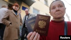 Симферополдогу Украина менен Орусиянын паспортун кармаган аял. 7-апрель, 2014-жыл. 