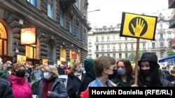 Diákok, tanárok és támogatók az SZFE budapesti Vas utcai épülete előtt 2020. október 16-án.