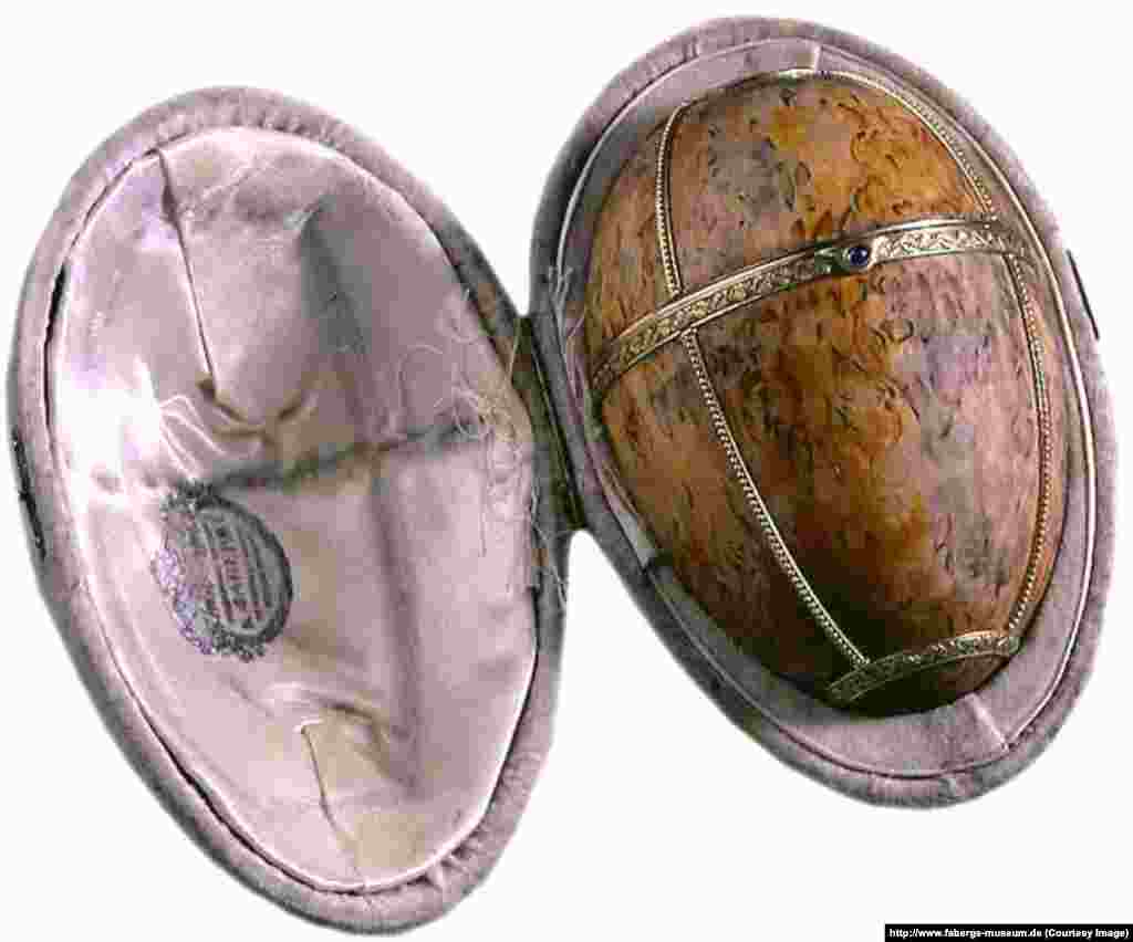 Për familjen mbretërore dhe Faberge koha po kalonte. Veza &lsquo;Karelian Birch&rsquo;, ishte veza e fundit që Faberge do të krijonte. E përfunduar pak kohë pasi Cari u detyrua të abdikojë gjatë Revolucionit të Shkurtit të vitit 1917, faktuar e dërguar nga Faberge drejtuar Nicholas nuk ishte si &ldquo;Cari i të gjithë rusëve&rdquo; por si &ldquo; zoti Romanov, Nikolai Akesandrovich&rdquo;. Familja mbretërore u mbajt peng nga bolshevikët teksa lufta civile shpërtheu në Rusi.