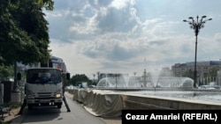 Una dintre fântânile din Piața Unirii care vor fi demontate în câteva zile