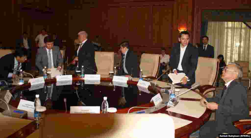 Оппозиция не пришла 18 апреля на встречу с правительством. Переговоры провалились. 