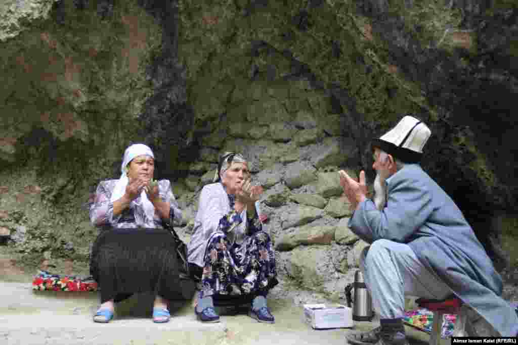 Небольшой грот у малого водопада очень популярен среди верующих в разные святые места
