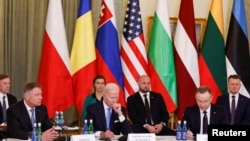 Rumunski predsjednik Klaus Iohannis, poljski predsjednik Andrzej Duda sjede pored američkog predsjednika Joea Bidena, na NATO samitu B9 u predsjedničkoj palači u Varšavi, Poljska, 22. februara 2023.