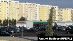 خودروهای سیاه‌رنگ توقیف‌شده در عشق‌آباد به جرم «بدشگونی»