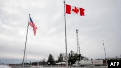 აშშ-ისა და კანადის დროშები ორი ქვეყნის საზღვრის სიახლოვეს. 2 თებერვალი, 2025.