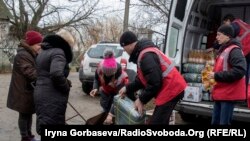 Ukraine -- Red Cross volunteers distribute humanitarian aid among Berdianske village inhabitants. Donbas, 28Nov2016