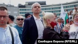 Лидерът на "Възраждане" Костадин Костадинов присъства на протест в центъра на София