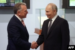 Steve Witkoff și Vladimir Putin, în timpul întâlnirii acestora la Sankt Petersburg, 11 aprilie 2025