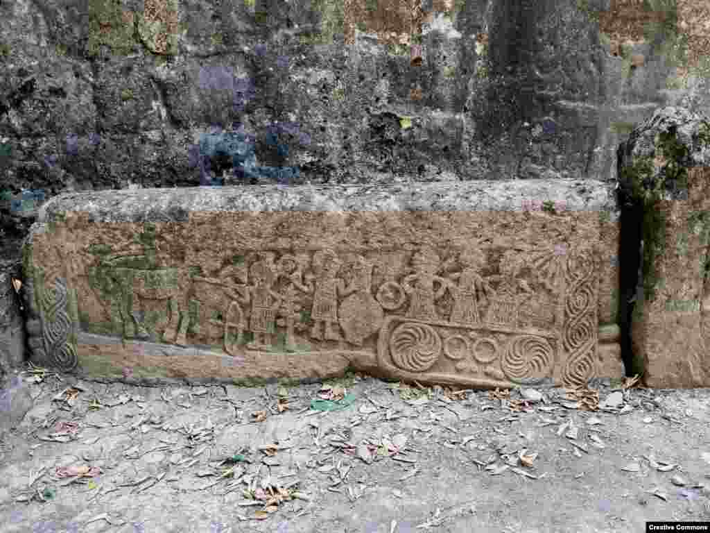 Un bloc de piatră sculptată în curtea&nbsp;bisericii St. Hovhannes. Se crede că biserica a fost construită în secolul al XIII-lea. &nbsp;