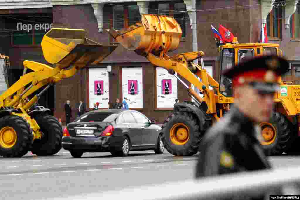 Праздник Москвы в &quot;день тишины&quot;. Но иногда для некоторых автомобилей проезд был открыт