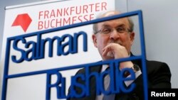 سلمان رشدی هنگام سخنرانی در نمایشگاه کتاب فرانکفورت در اکتبر ۲۰۱۵