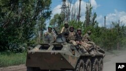 Українські військові їдуть на БТРі на передовій поблизу Бахмута, 5 червня 2023 року