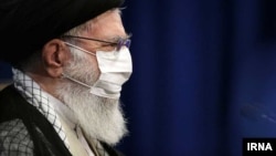 دکتر خامنه‌ای قبل از تزریق واکسان کرونان