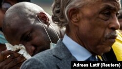 Reverendul Al Sharpton și Philonise Floyd, fratele lui George Floyd