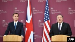 مایک پومپئو (راست) وزیر خارجه آمریکا همراه با جرمی هانت، همتای بریتانیایی‌اش