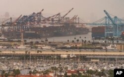 Konténerhajók a Los Angeles-i kikötőben, 2021. március 3-án. Képünk illusztráció