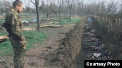 Очевидно, что работа по опознанию тел захороненных выявит причины смерти свезенных в места массовых захоронений. Кое-где уже были вскрыты такие могилы особо отчаявшимися родственниками