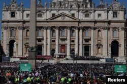 Piața Sf. Petru de la Vatican, peste 100.000 de mii de oameni la funeraliile Papei Francisc.