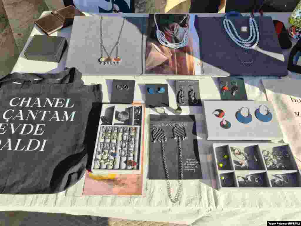 На фестивалі були представлені стенди з різною продукцією кримськотатарських майстрів