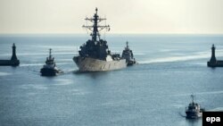 Distrugătorul american USS Donald Cook intră în portul militar Gdynia, 8 aprilie 2016