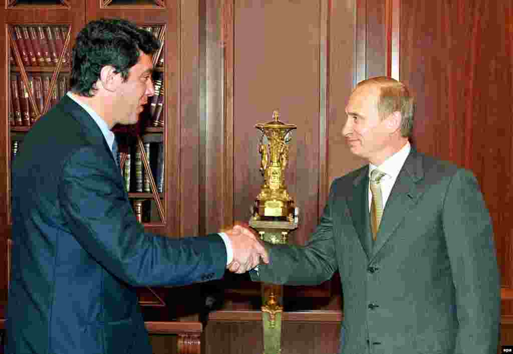 Președintele Vladimir Putin și&nbsp;Boris Nemțov, liderul fracțiunii Uniunea Forțelor de Dreapta din Duma de Stat. La sfârșitul anilor 1990, Nemțov era considerat un potențial succesor al lui Elțîn, iar apoi a devenit unul din cei mai aprigi critici ai regimului Putin. Liderul așa-numitei opoziții &bdquo;nesistemice&rdquo;, Nemțov a fost ucis pe 27 februarie 2015, la Moscova, în apropiere de Kremlin.