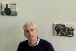 Пол Найланд у коридорі свого фонду, де висять фотографії ветеранів війни на Донбасі – багато хто з яких нині працює операторами в колцентрі для відвернення самогубств