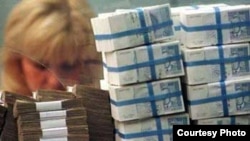 Poslodavci u BiH na neto plaću od 800 maraka plaćaju obaveze državi u iznosu od 580 maraka po jednom zaposlenom