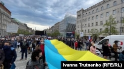 Під час акції учасники активістської групи «Капутін», які з 2014 року влаштовують у Чехії різні акції протесту проти російського впливу в Європі, розгорнули прапори України та Білорусі