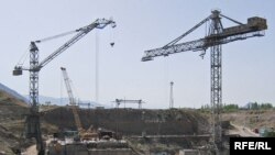 Краны на строительной площадке одной из ГЭС.