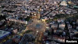 Незалежний спостерігач 28 червня оцінив чисельність антиурядового зібрання в 140 000 учасників. Раніше поліція оцінювала мітинг у 36 000 учасників