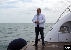 Vladimir Putin la bordul iahtului Chaika în 29 mai, 2021. În cei 22 de ani de când conduce țara, ca premier sau președinte, Putin a fost frecvent acuzat că strânge o avere personală considerabilă.