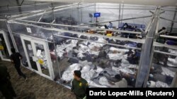 Migrantska deca u centru za decu bez pratnje odaslih u centru u gradu Dona u Teksasu, 30. mart 2021.