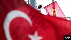 پرچم پ‌کاکا پشت پرچم ترکیه