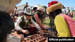 Туристтик көргөзмөлөрдүн бири. Ысык-Көл 