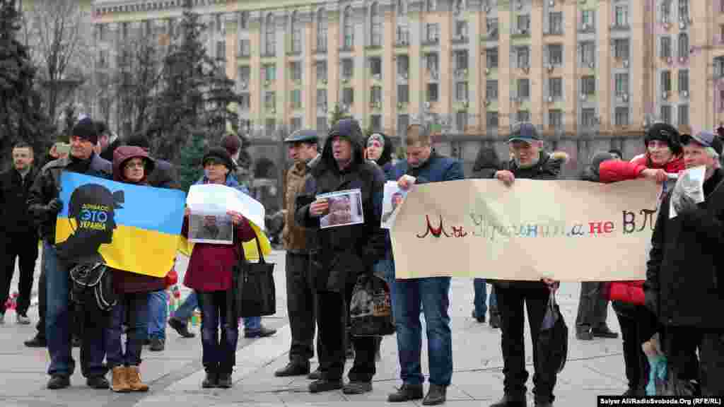 Учасники акції заспівали гімн, а потім вшанували пам&#39;ять загиблих хвилиною мовчання